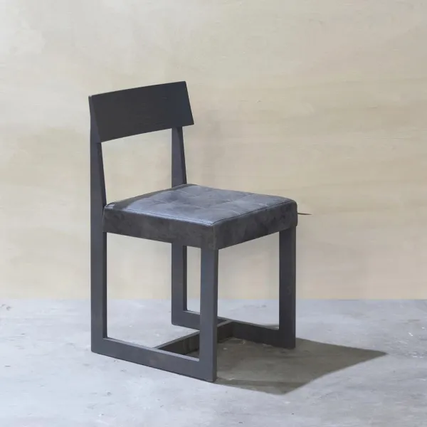 картинка В НАЛИЧИИ стул <Бразилия>  фанера винтажный черный, кожа серая) арт. 18561 от ARCHPOLE