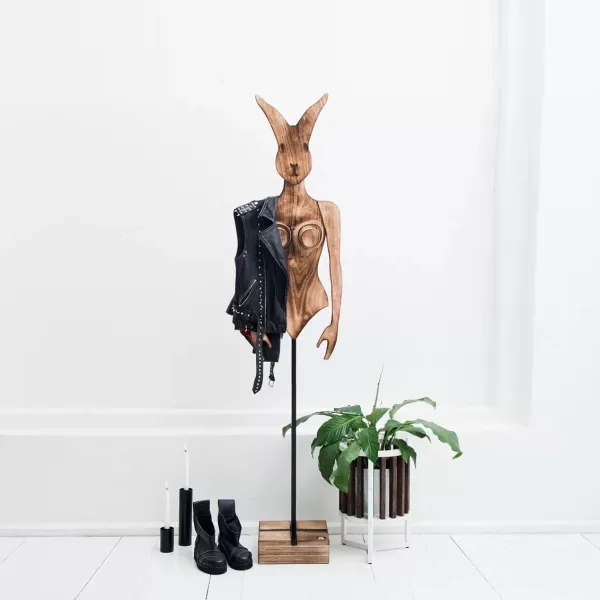 картинка В НАЛИЧИИ арт вешалка Крошка Зайка фанера жжение арт. 18704 от ARCHPOLE