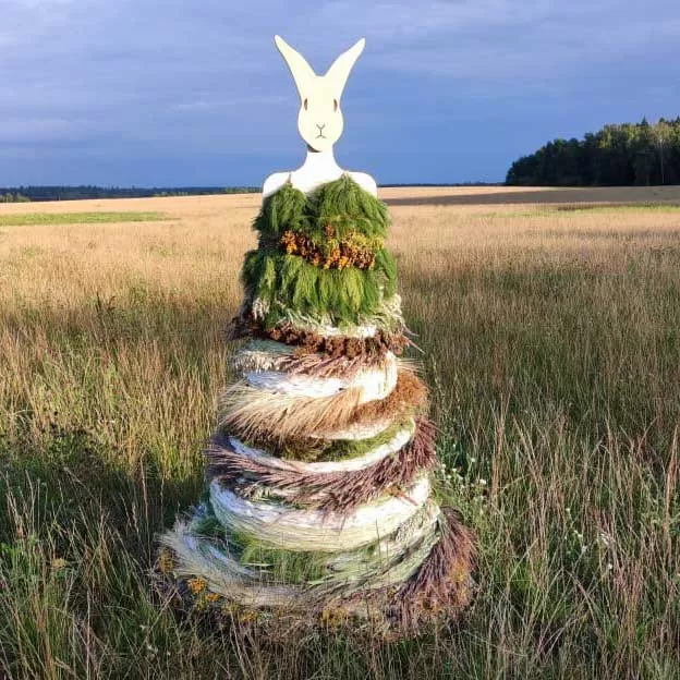 картинка арт вешалка <ЗАЙКА ПРИНЦЕССА> рожденная в коллаборации с Верой Занегиной от ARCHPOLE