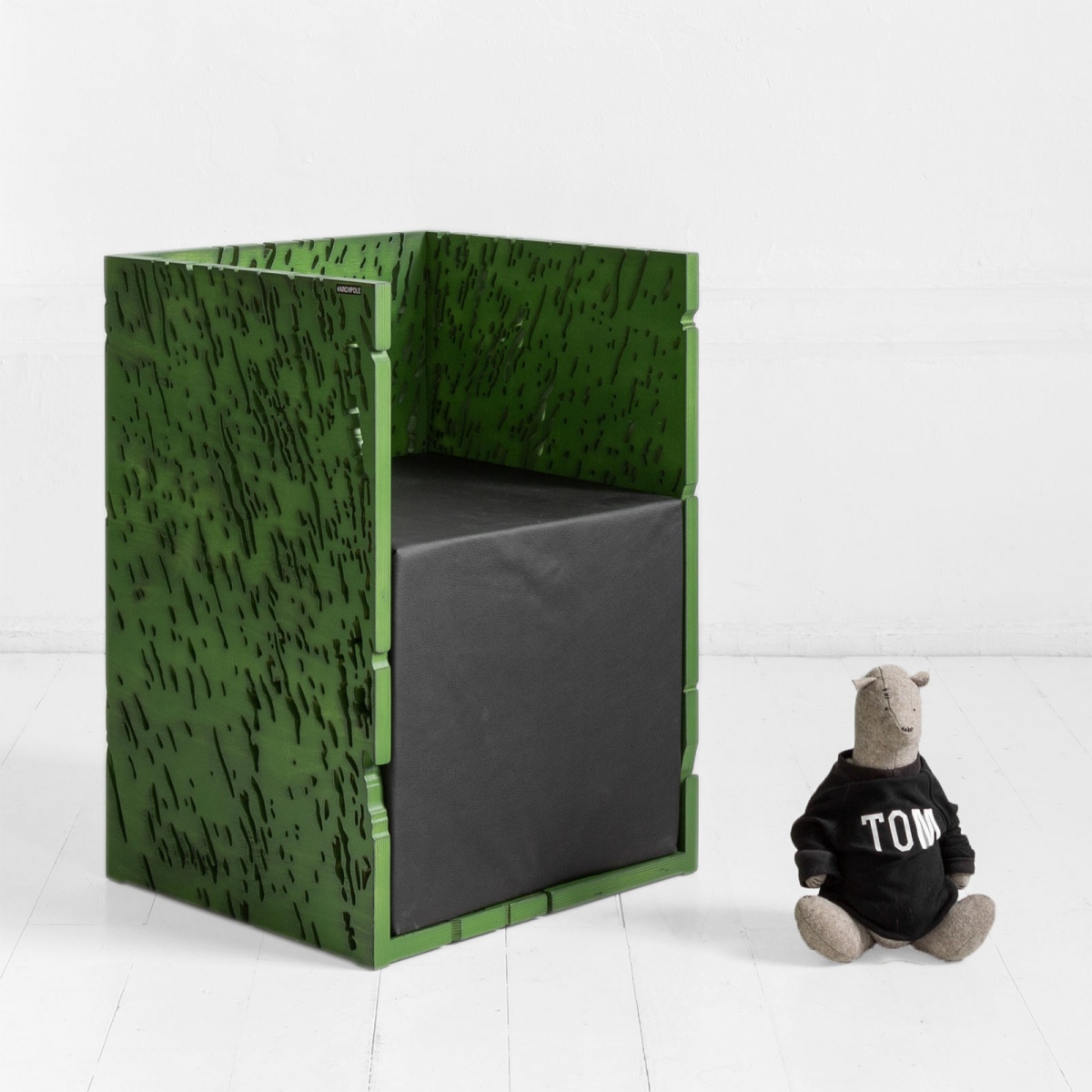 картинка НОВОЕ кресло <NATURALE> фанера-винтажный зеленый кожа-черная  произведен для фотосессии от ARCHPOLE