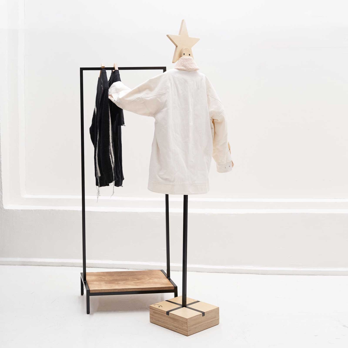 картинка Рейл для одежды с полкой <минимализм А> фанера-жжение от ARCHPOLE