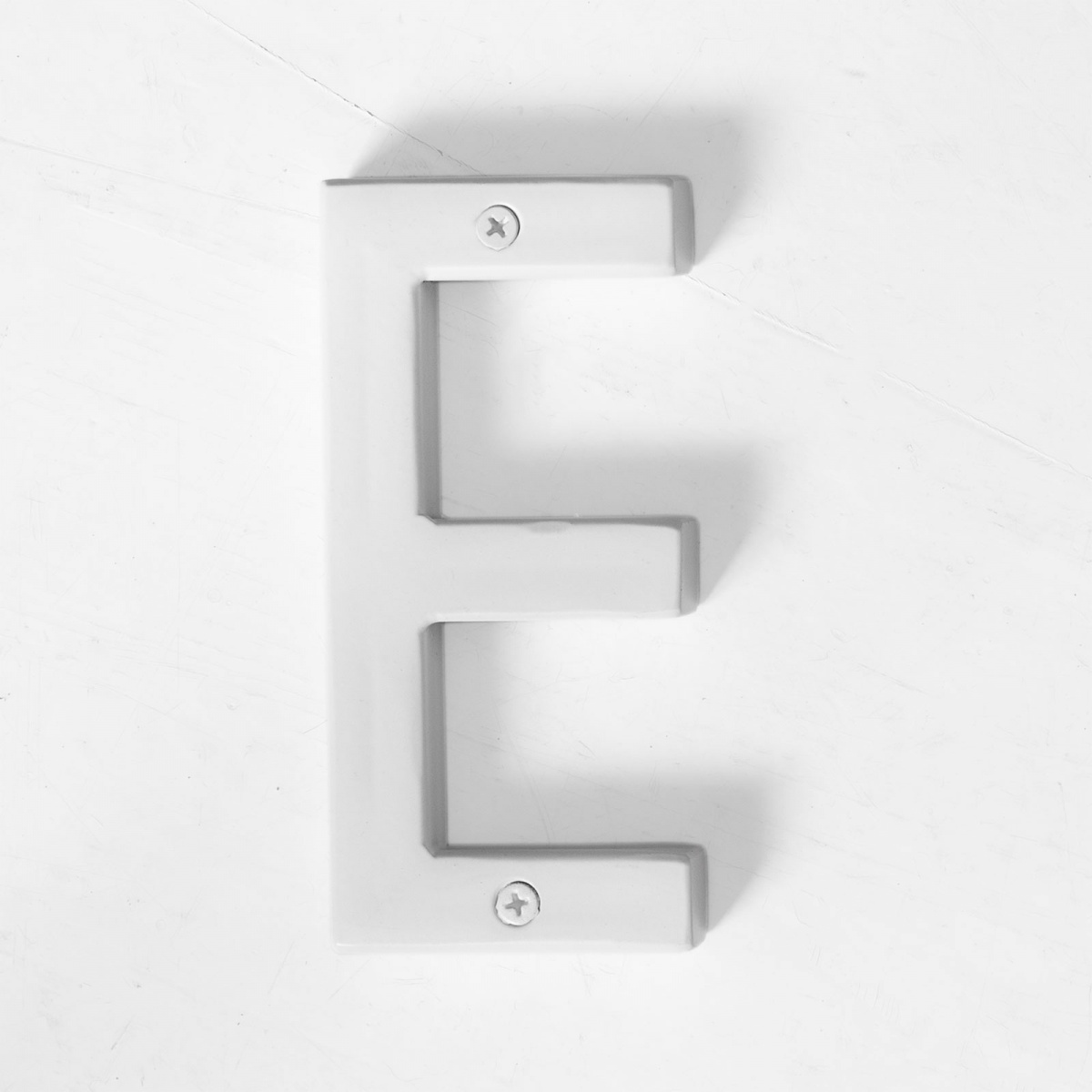 картинка металлическая буква <E> от ARCHPOLE