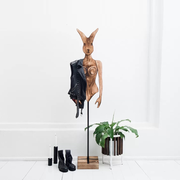 картинка В НАЛИЧИИ арт вешалка Крошка Зайка фанера жжение арт. 18704 от ARCHPOLE