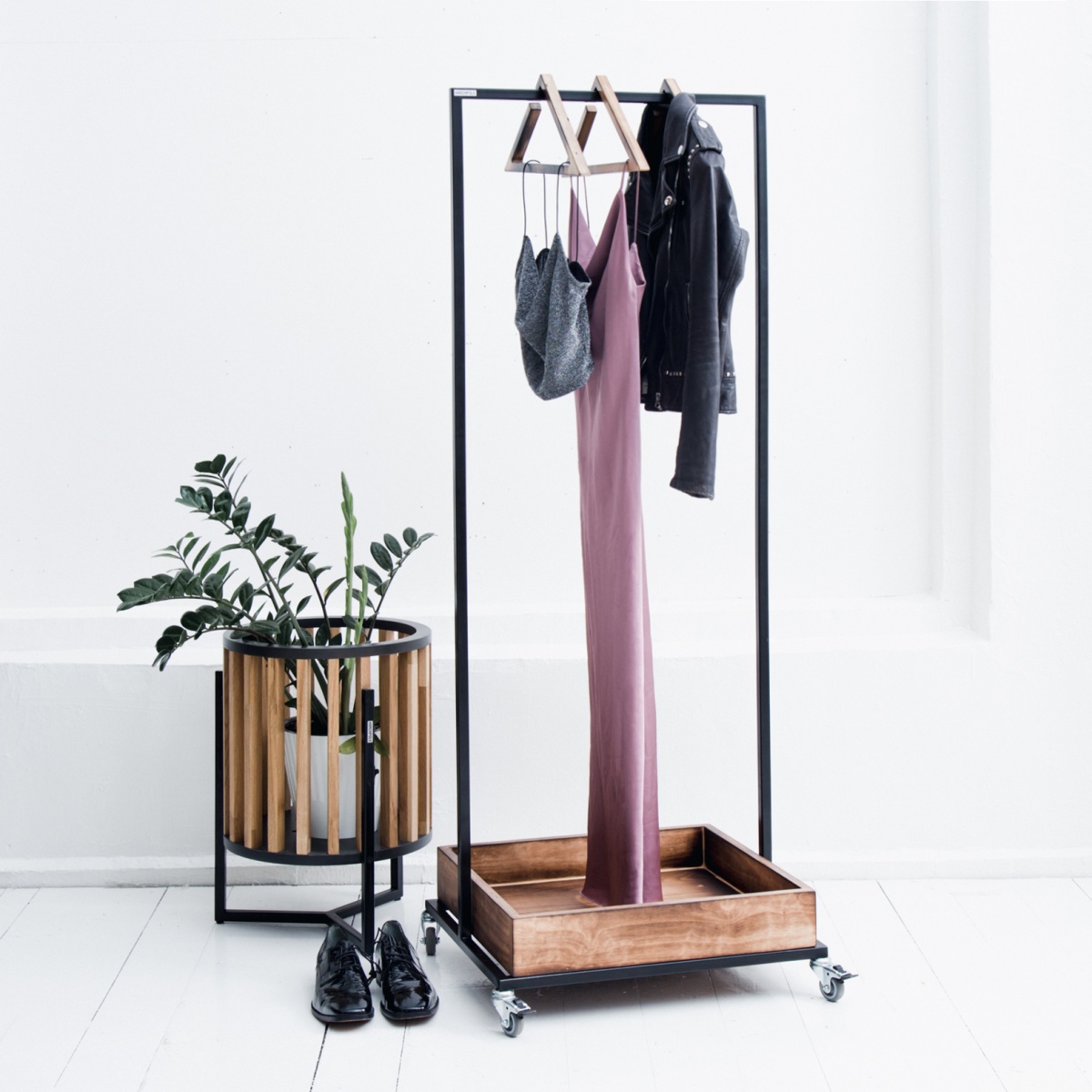 картинка Рейл для одежды с коробом на колесах <минимализм> фанера-жжение от ARCHPOLE