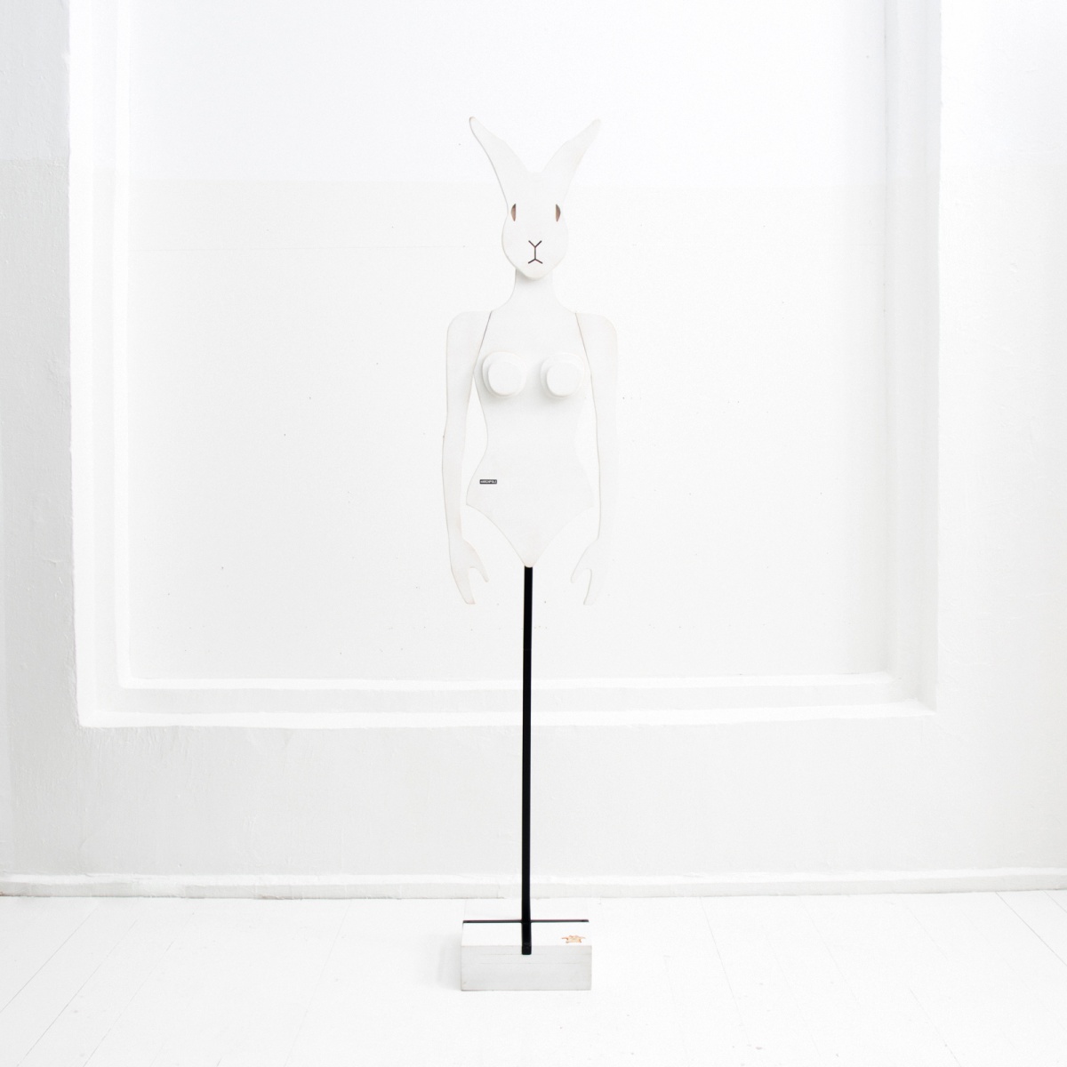 картинка Манекен-вешалка Крошка Зайка в белом цвете от ARCHPOLE