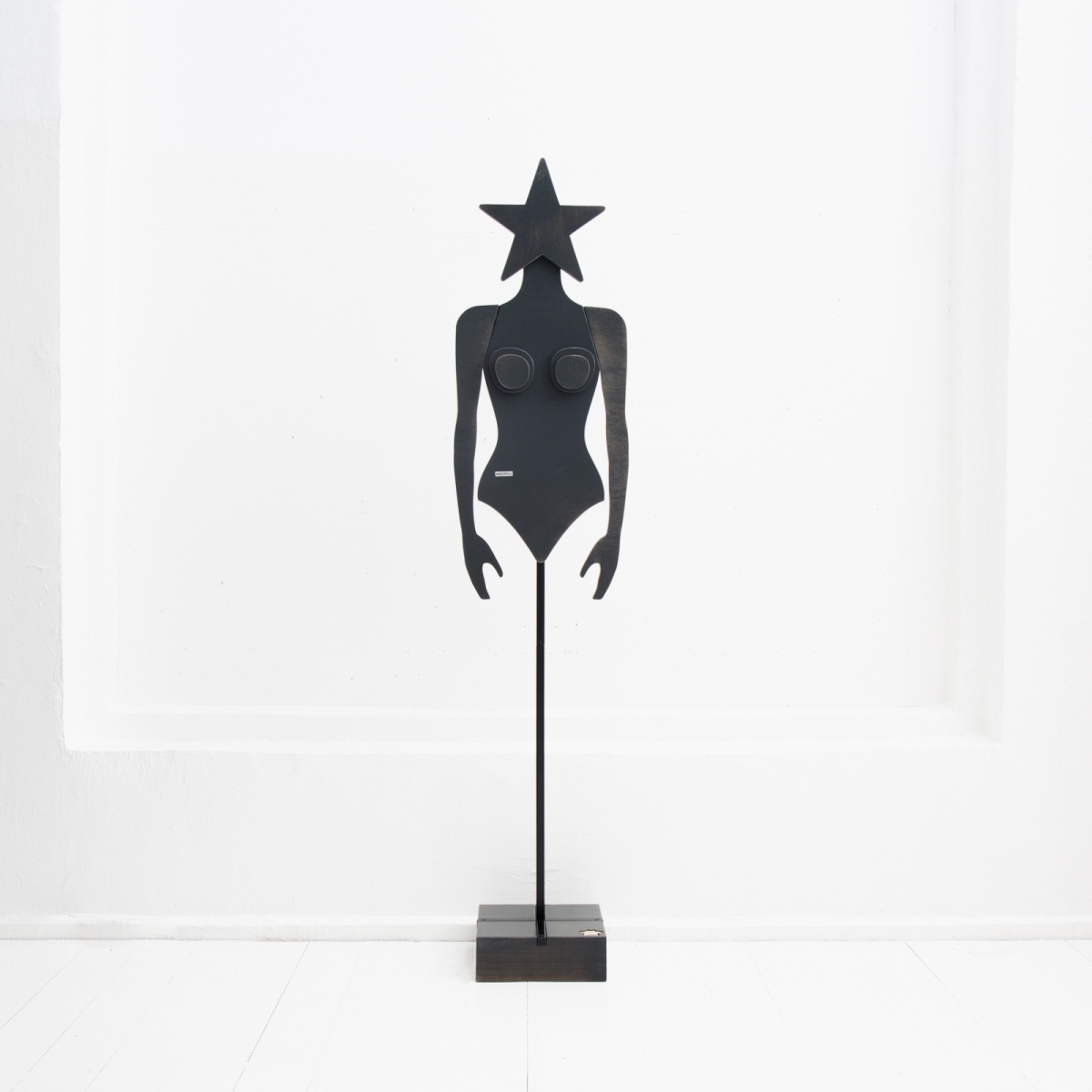 картинка Манекен-вешалка Крошка Звезда в черном цвете от ARCHPOLE