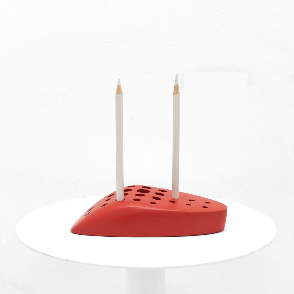 20250305 red stone pensilholder 0010 square 1600.jpg