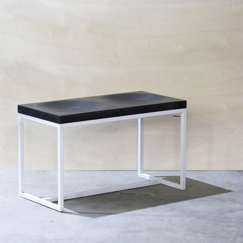 картинка В НАЛИЧИИ скамейка Fullmoon 740х370 h 450 мм, фанера винтажный черный, металл белый, арт. 18567 от ARCHPOLE