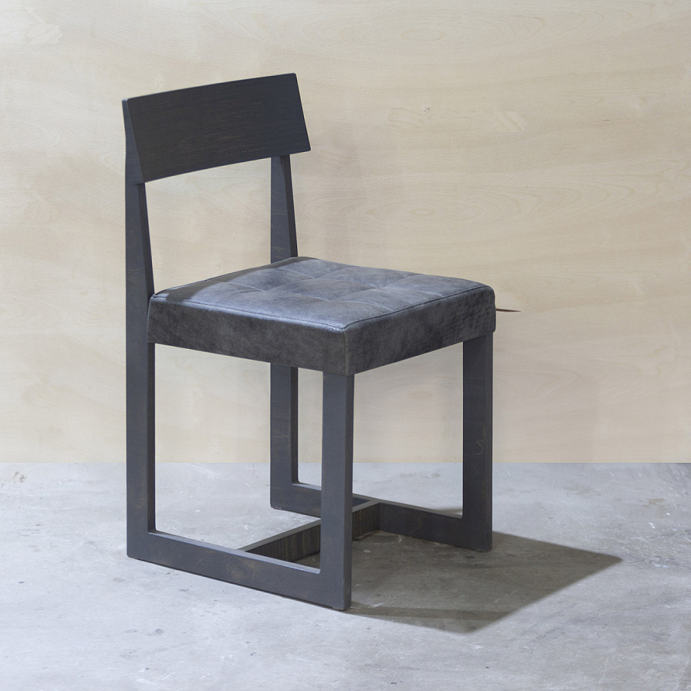 картинка В НАЛИЧИИ стул <Бразилия>  фанера винтажный черный, кожа серая) арт. 18561 от ARCHPOLE